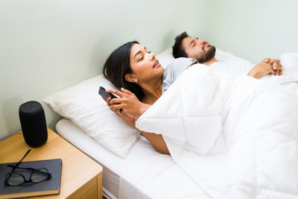10 Red Flags in Relationships That Say Your Mental Health is Being Threatened 5 Cheating girlfriend infidelity signs