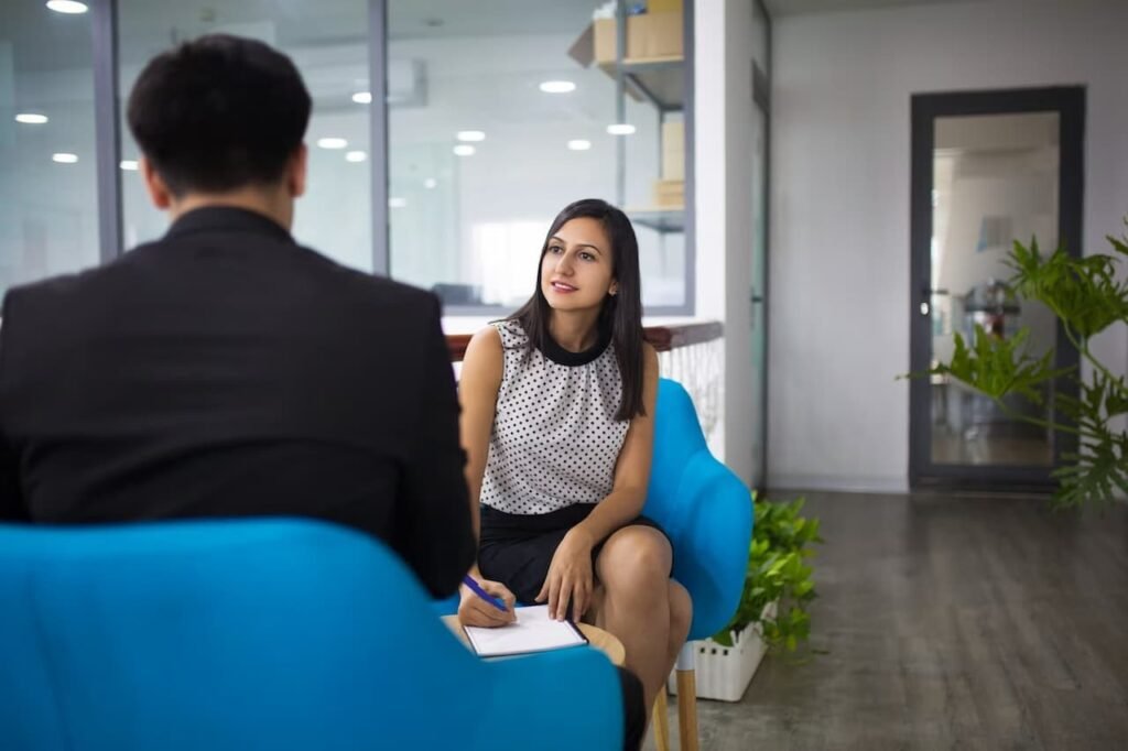 5 Reasons why talking to a Professional is different from talking to a Friend 3 Psychologist give undivided attention
